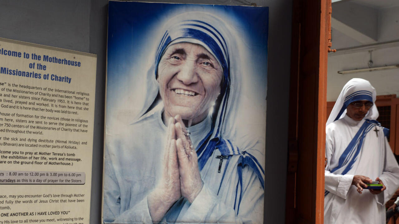 Mother Teresa to be made a saint as second miracle recognised by pope(02)
